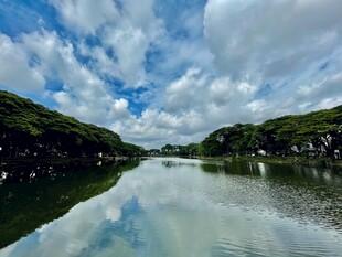 宁静山水倒影美景