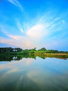 湖畔蓝天美景