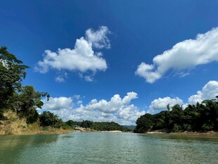 美丽河畔风光