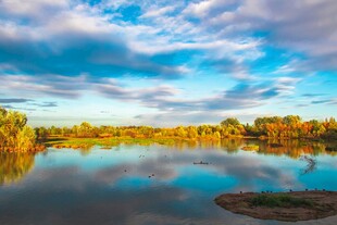 湖畔黄昏美景