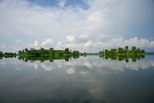 宁静湖面与倒影的自然美景