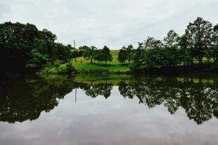宁静湖畔的自然倒影美景