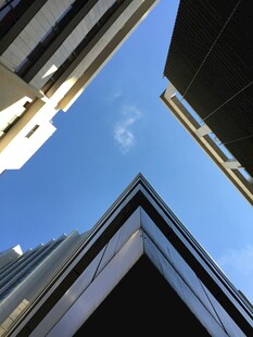 仰视城市高楼建筑