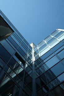现代玻璃建筑外观
