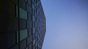 现代建筑外观与蓝天