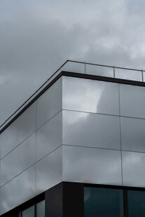 现代金属质感建筑一角