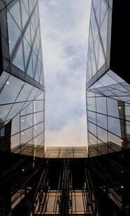 现代都市玻璃建筑景观