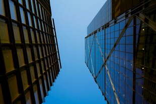 仰视都市摩天玻璃建筑