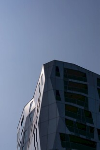 现代独特造型的高楼建筑