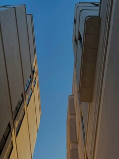 仰视城市高楼建筑