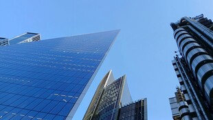 摩天大楼林立的城市天际线