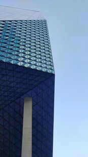 现代建筑独特屋顶一角