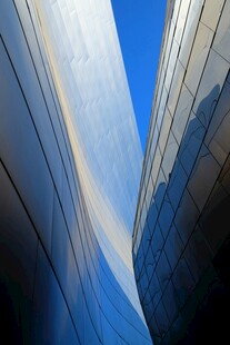 仰视现代建筑独特线条