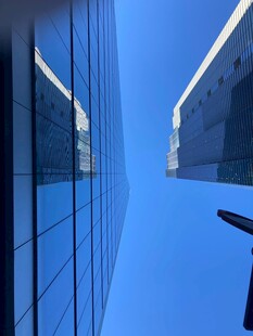仰视城市高楼玻璃建筑