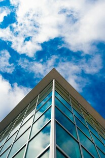 现代玻璃建筑与晴朗天空