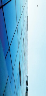 现代玻璃幕墙建筑外观