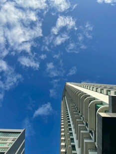 仰望都市高楼与蓝天白云