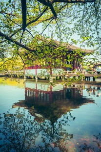 湖畔古建倒影