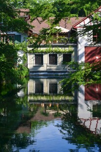 湖畔中式建筑倒影美景