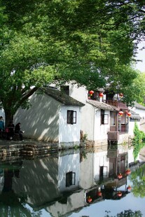 水乡小屋映于碧波绿树间
