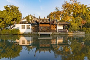 湖畔古建秋景倒影如画