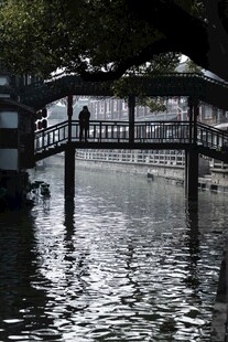 水乡木桥横跨碧波之上