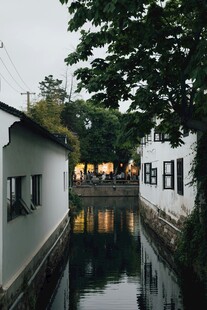 江南水乡静谧小巷水道