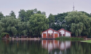 湖畔红亭映绿树