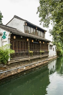 江南水乡临河古朴民居
