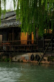 江南水乡河畔古朴民居
