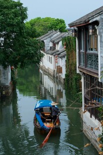 江南水乡小船悠然穿行