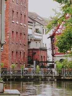 河畔红砖建筑与桥梁景观