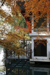 秋日湖畔中式建筑美景
