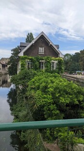河畔绿植环绕的温馨小屋
