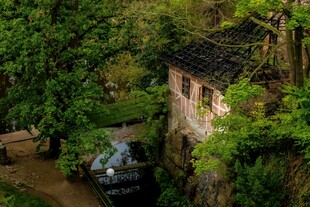 山林中的古朴小屋
