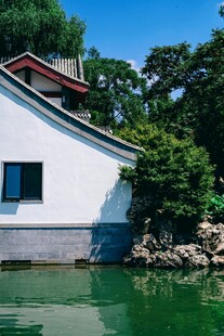 湖畔白墙建筑
