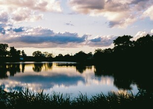 湖畔黄昏美景