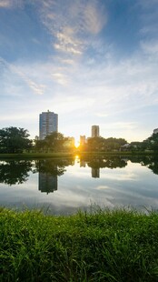 湖畔晨光中的城市美景