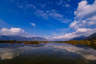 蓝天碧水间的美丽湖景