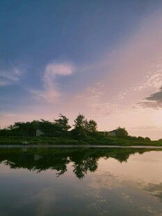 湖畔黄昏美景倒影如画