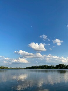 宁静湖畔蓝天美景