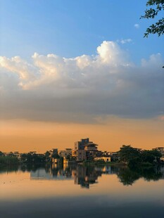 湖畔黄昏美景倒映