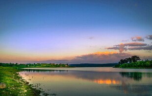 湖畔黄昏美景