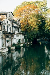 河畔欧式建筑秋日美景