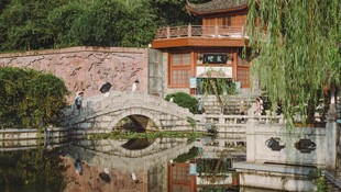 中式园林拱桥与古典建筑