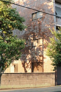 城市中树木旁的建筑外观
