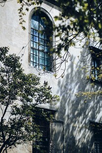 复古建筑窗户与繁茂绿植