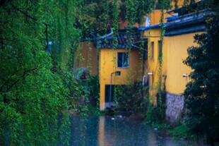 河畔黄墙古建