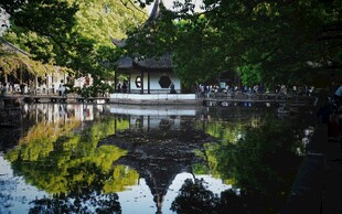 湖畔古亭倒影美景