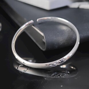 简约开口银戒指特写